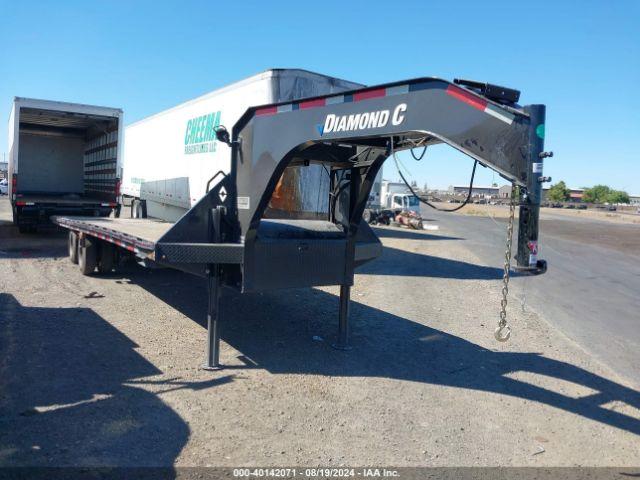  Salvage Roadclipper 32  Diamond C Trailer