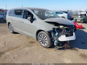  Salvage Chrysler Pacifica