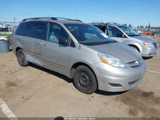  Salvage Toyota Sienna