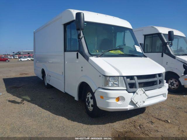  Salvage Isuzu Commercial Van