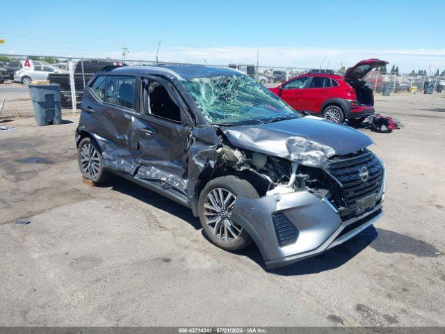  Salvage Nissan Kicks