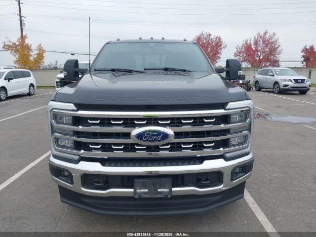 Ford F-350 Lariat Image 5