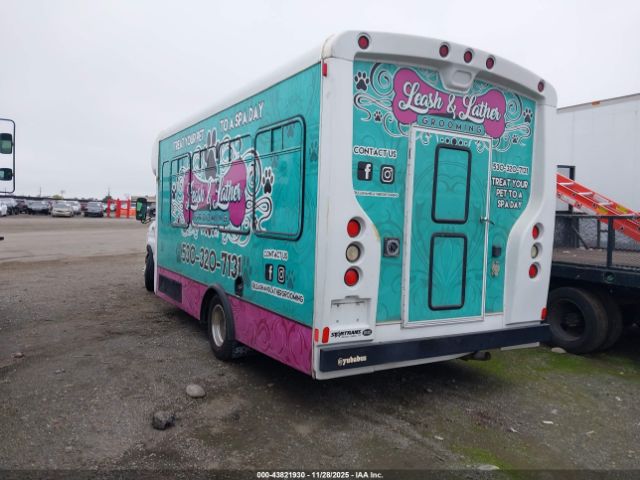 Ford Bus E-450 Cutaway Image 4