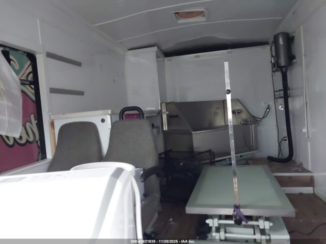 Ford Bus E-450 Cutaway Image 8