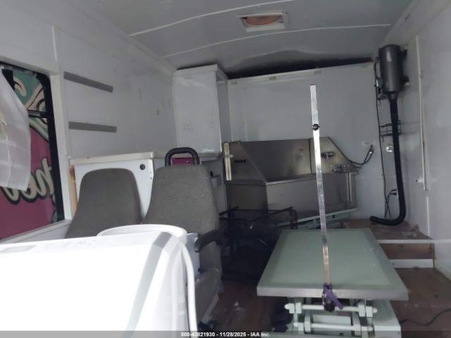 Ford Bus E-450 Cutaway Image 8