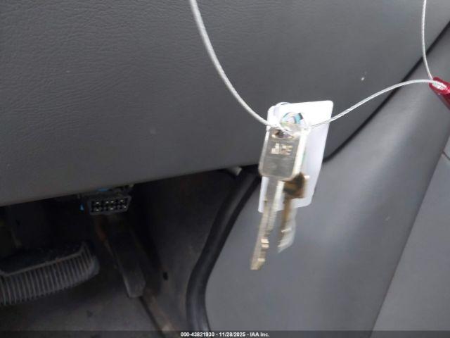 Ford Bus E-450 Cutaway Image 15