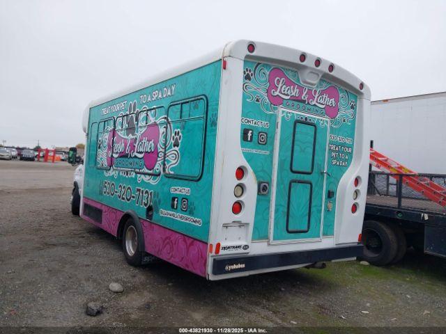 Ford Bus E-450 Cutaway Image 10