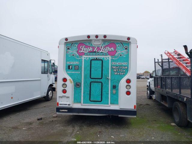 Ford Bus E-450 Cutaway Image 13