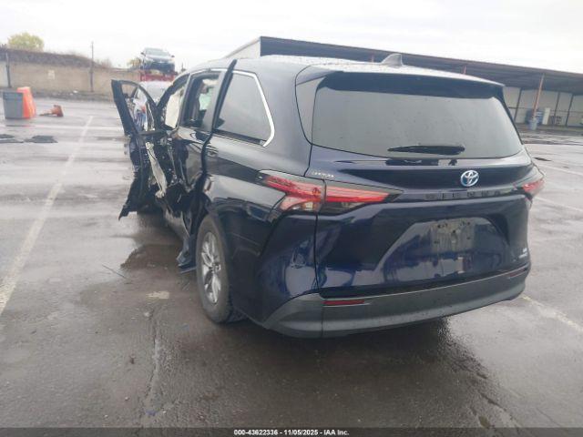 Toyota Sienna Le Image 2