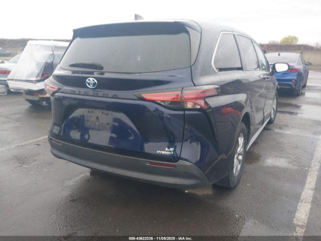 Toyota Sienna Le Image 8