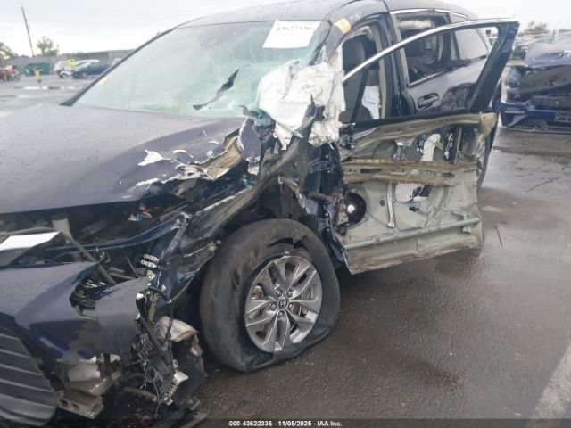 Toyota Sienna Le Image 4