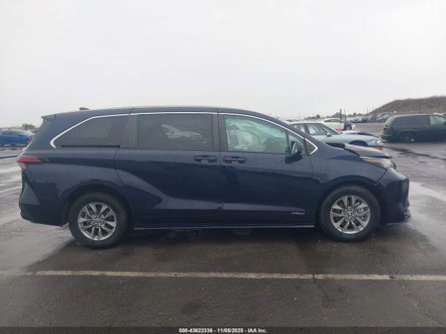 Toyota Sienna Le Image 13