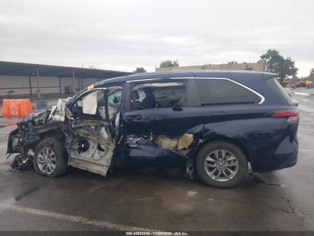 Toyota Sienna Le Image 10