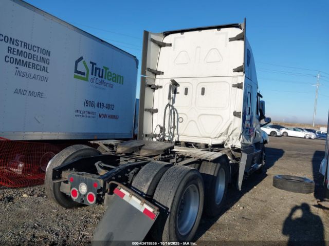 Freightliner New Cascadia 126 Image 3