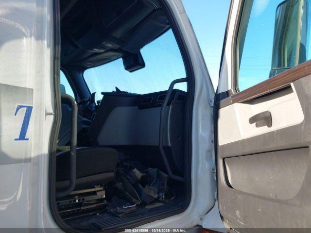 Freightliner New Cascadia 126 Image 9