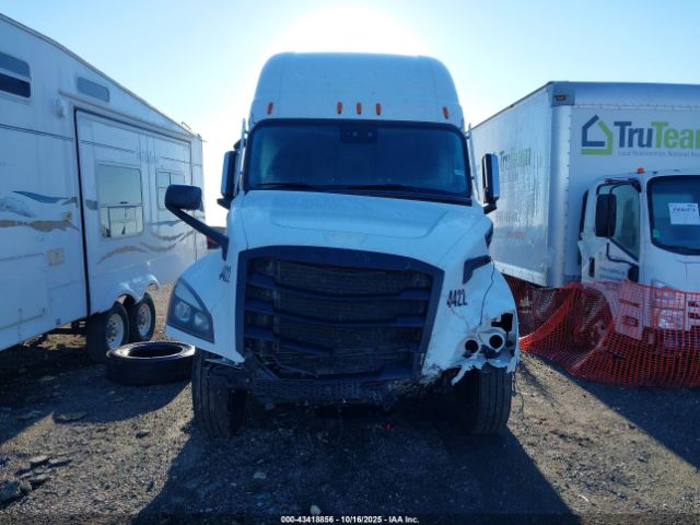 Freightliner New Cascadia 126 Image 10
