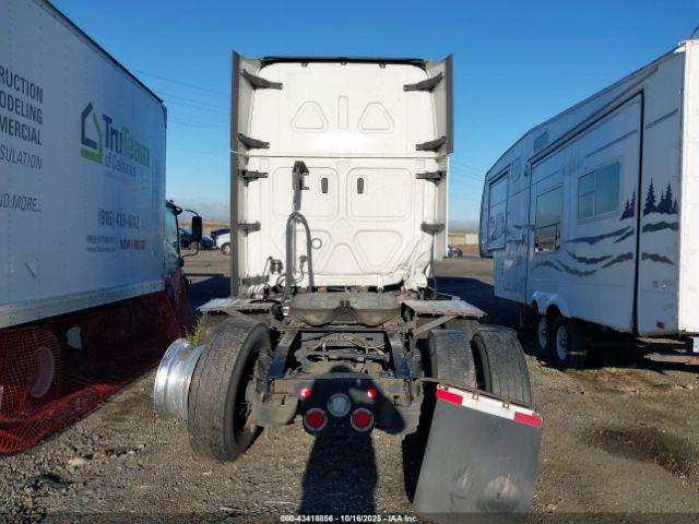 Freightliner New Cascadia 126 Image 15