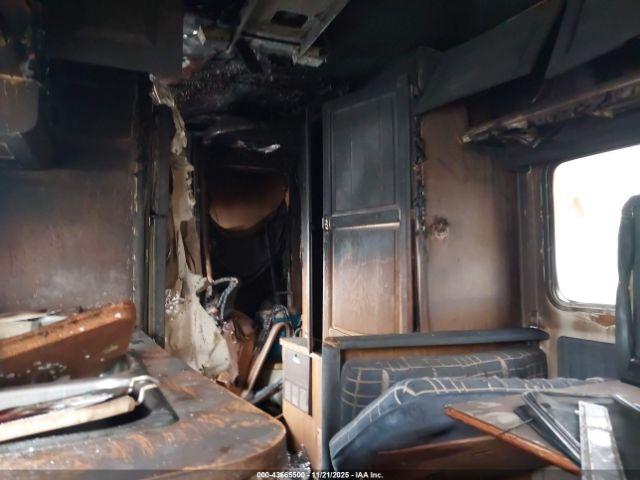 Winnebago P30 Image 10