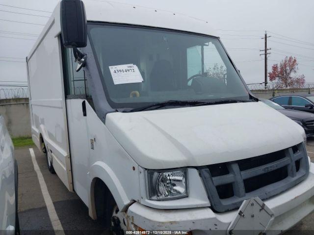  Salvage Isuzu Commercial Van