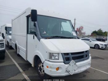  Salvage Isuzu Commercial Van