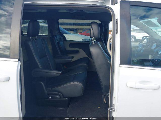 Chrysler Town & Country Lx Image 10