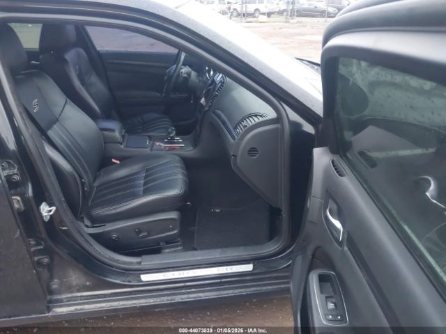 Chrysler 300 S V6 Image 4