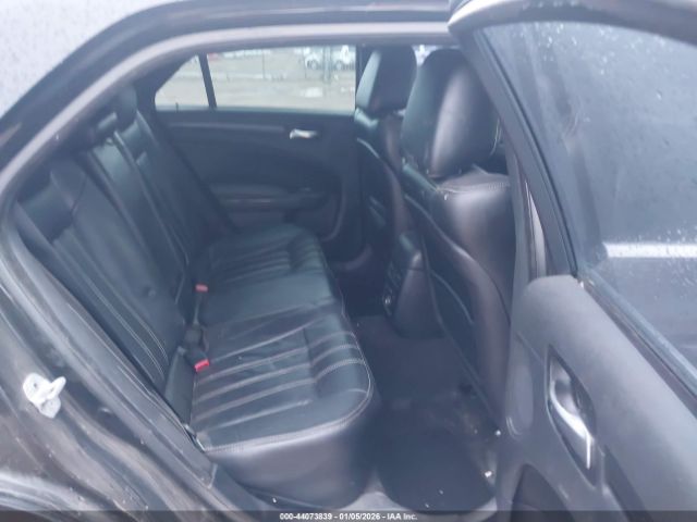 Chrysler 300 S V6 Image 11